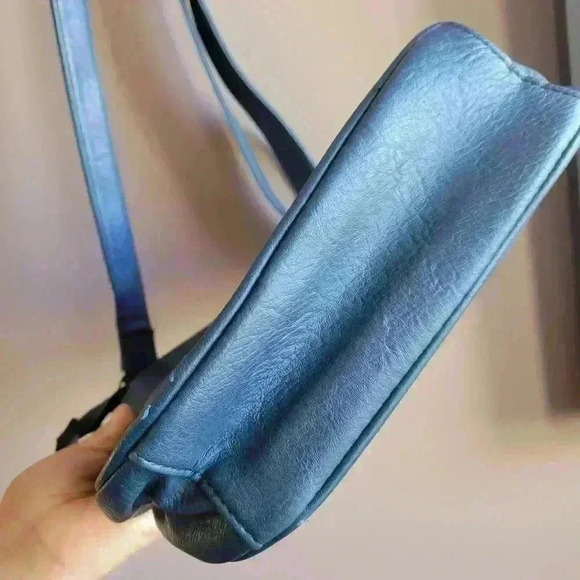 Beautiful! BUENO Navy Blue Crossbody Bag Adjustable Faux Laether Silver Zippers - Picture 8 of 10